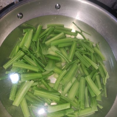 芹菜焯水: 水开后放入芹菜，加一点点盐，这样能保持芹菜的脆，水再开后捞出芹菜。