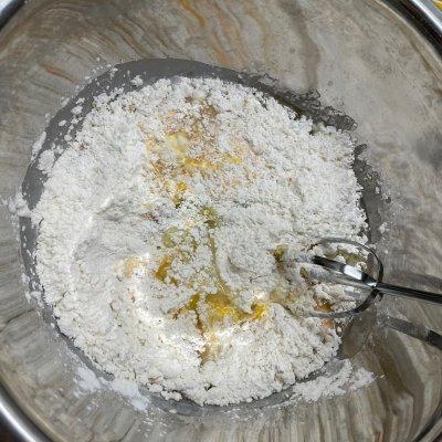 我比较懒省事，把所有蛋黄液材料按照配方都加进去了，打蛋器头，上下搅拌，搅拌均匀备用（低筋粉过筛，不容易结块）