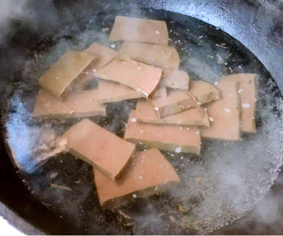 对鸭血进行焯水处理，主要是为了去除鸭血中的血腥味，还能对鸭血起到增加底味的作用