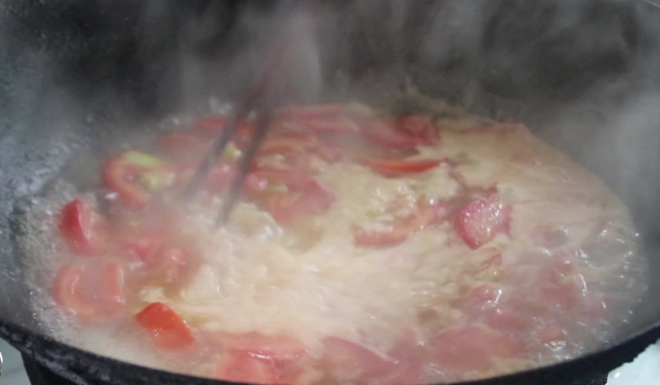  然后倒点高汤入锅，再加入一点点水。水开后，放入腌制好的鸡脯肉，用筷子轻轻搅动一下，以免鸡肉粘连在一