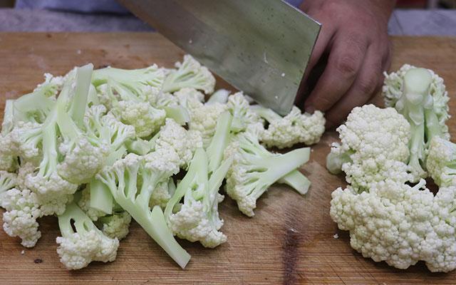 菜花怎么炒好吃（家常简单做法）