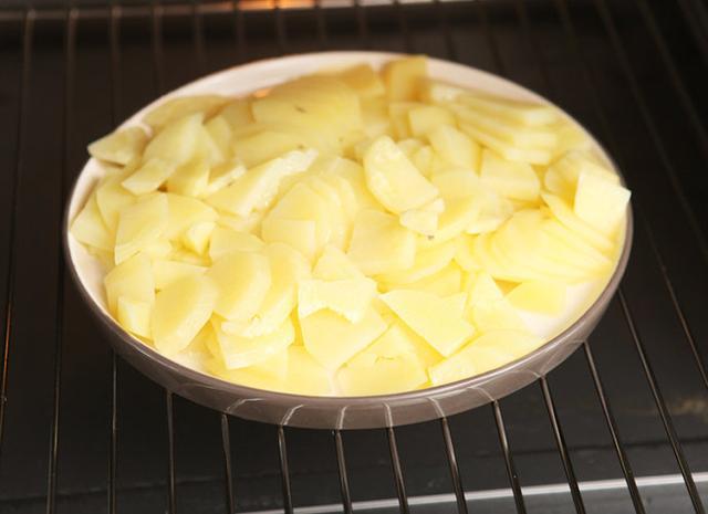 将土豆片装入盘中，放入烤箱中，按纯蒸功能，用蒸锅也可以，中火蒸10分钟