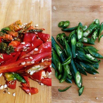 青红尖椒斜刀切成片状
