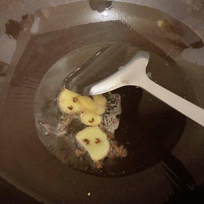起锅烧油，七分热的时候下入姜片和花椒 炒出香味
