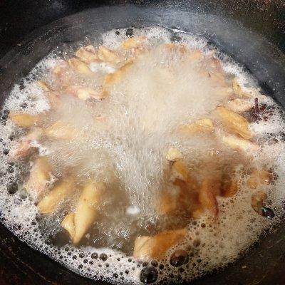泡好的海兔放锅里绰一下，这里水烧开之后我又继续住了三分钟，然后捞出沥干水分