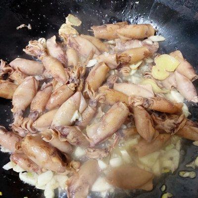 另起锅烧油，油热之后下入海兔爆炒，爆炒好了之后把之前爆好的蒜末倒一起继续炒
