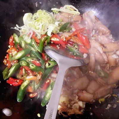 加入所有的辣椒和葱花翻炒