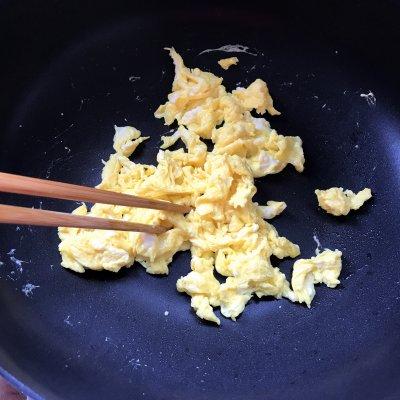 鸡蛋打在碗内，加点盐搅拌均匀。锅里留少许底油，油热后，放入鸡蛋液翻炒至熟，盛出来待用