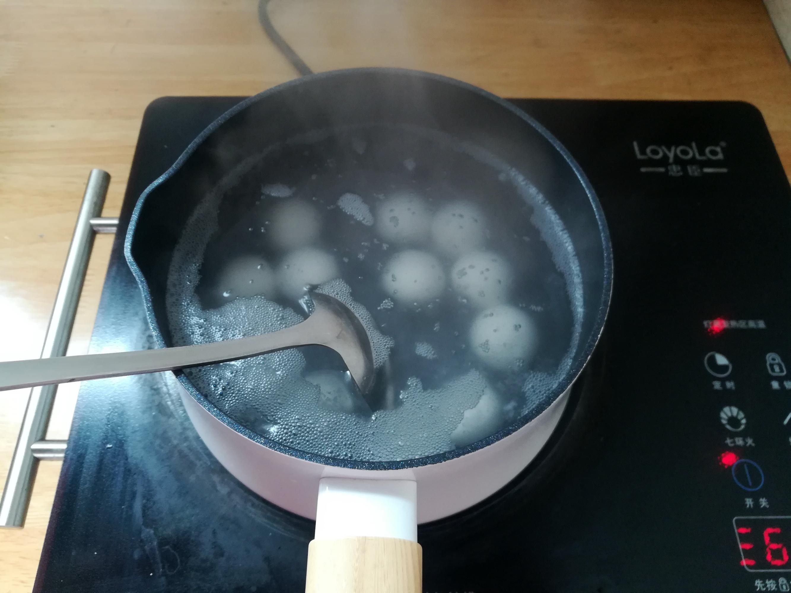 汤圆下锅后，大火煮2分钟，转中火煮3分钟。时不时用勺子在锅里搅动一下，让汤圆运动起来，避免汤圆粘锅。用勺子推汤圆的时候，动作要轻一点，别把汤圆压变形了。