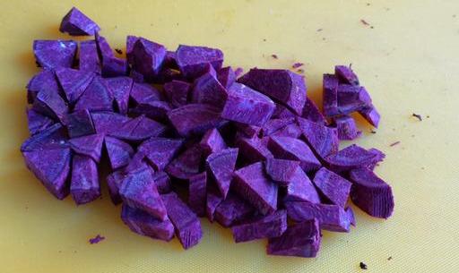 一根紫薯洗净，削皮切成小块，上锅蒸到软烂备用