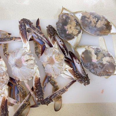 把梭子蟹（或螃蟹）洗净，打开壳，剪掉两边的腮
